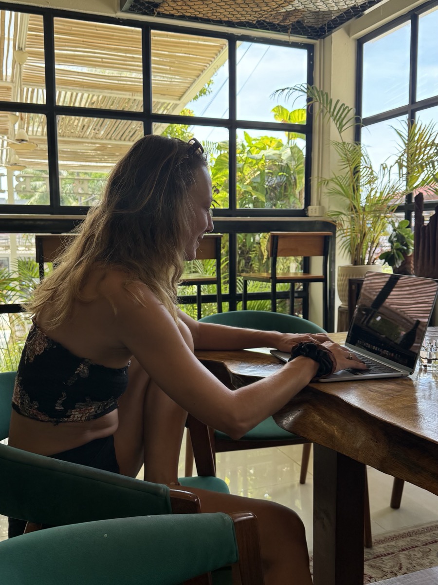 Sarah Kehm arbeitet am Laptop in einem tropischen Co-Working-Space auf Koh Phangan, Thailand